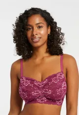 Conjunto de lencería color lila compuesto por un bralette de encaje floral sin aro ni relleno, con breteles regulables y cierre trasero, y una bombacha tipo shorty con detalle de encaje en la cintura.