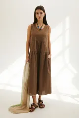 Vestido midi marrón sin mangas, con escote en V y corte imperio.