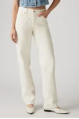 Jeans de corte recto estilo años 90, color blanco roto (ecru), tiro alto y largo completo.