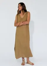 Vestido largo color verde oliva, sin mangas, con escote en V y aberturas laterales en el ruedo.