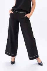 Pantalón negro de lino y algodón, corte palazzo, con cintura elastizada y bolsillos laterales.