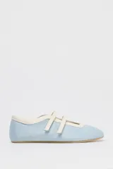 Zapato tipo bailarina deportiva color celeste con efecto satinado, puntera redondeada, suela plana y doble tira con ajuste adhesivo.