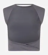 Blusa cropped de microfibra color marrón, sin estampa, con cuello redondo, breteles anchos, espalda abierta y bajo retorcido.