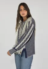 Sweater color crema con rayas verticales color mostaza con diseño de trenzas.