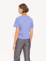 Remera blanca de algodón de corte recto y mangas cortas.