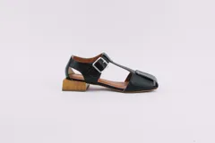 Sandalias de cuero negro con punta cuadrada, tira central con hebilla y taco cuadrado de madera.