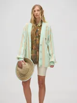 Cardigan a rayas verticales en colores pastel, con botones metalizados y logo bordado.