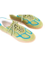 Championes de cuero color verde claro con detalles en azul y suela color caramelo.