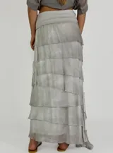 Pollera larga color beige con volados en capas.