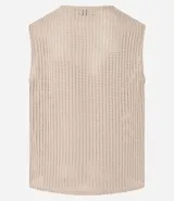 Musculosa de hombre color beige, tejida con textura rendada y cuello redondo.