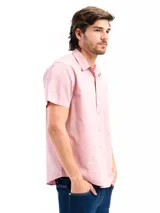 Camisa de manga corta color rosa, confeccionada en 100% algodón, de corte clásico y con bolsillo en el lado izquierdo del pecho.