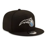 Gorro snapback New Era 9FIFTY de color negro, con el logo alternativo de los Orlando Magic bordado en blanco y azul claro en el frente.