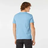 Remera celeste de corte recto y manga corta.