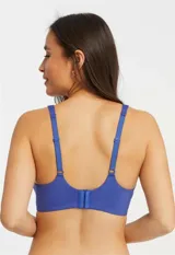 Bralette de lycra color lila, sin aro, marca Montelle. Tiene copas internas removibles, breteles fijos regulables y cierre trasero de tres posiciones.