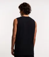 Musculosa blanca de algodón con cuello redondo y corte clásico.