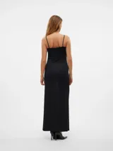 Vestido midi negro con tirantes finos y cuello redondo.