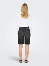 Shorts de jean largos color negro con lavado gastado, de corte recto y tiro medio.