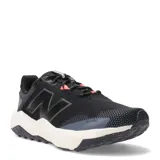Championes de trail running New Balance Course Nitrel V6, unisex, color negro con detalles en gris y coral.
