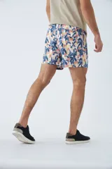 Short de baño color arena con estampado geométrico en tonos celeste y blanco. Cuenta con cintura elástica ajustable con cordón, dos bolsillos laterales, un bolsillo trasero, suspensor interno y logo bordado.