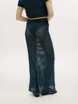 Falda larga de tejido calado color ladrillo, con cintura elástica.