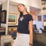 Remera negra de algodón con aplique de estrella plateada.