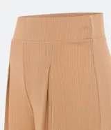 Pantalón recto color ocre, de tejido rib con textura acanalada y pliegues en la cintura.