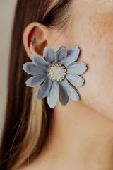 Aros colgantes con forma de flor de tela celeste y centro de strass.