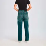 Pantalón de jean celeste de pierna ancha con roturas en ambas rodillas.