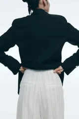 Pantalón ancho de tiro alto con estampado de rayas verticales finas.