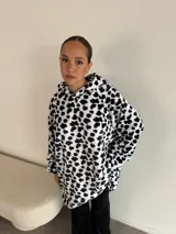 Canguro oversize con capucha, de tela suave con estampado animal print en tonos azul, negro y blanco.