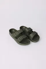 Sandalias casuales de eva color verde militar, con dos correas ajustables con hebillas.