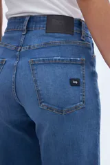 Pantalón jean celeste de corte recto, con tiro alto y bolsillos delanteros y traseros.