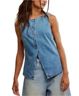 Chaleco denim celeste con botones al frente y sin mangas.
