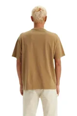 Remera color marrón claro de corte holgado con cuello redondo y estampado frontal con el logo de Levi's en color lila.