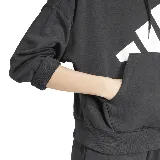 Buzo hoodie Adidas negro con logo de la marca estampado en blanco en el frente.