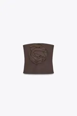Top bandeau marrón de escote recto y hombros descubiertos, con detalle de flor en relieve en el delantero y cierre lateral con cremallera oculta.