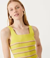 Musculosa de punto color amarillo con rayas horizontales rosas y marrones, escote cuadrado y textura acanalada.