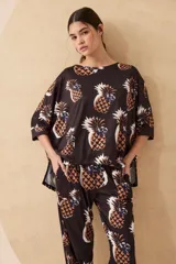 Remerón de tela de punto gamuzada con estampado de ananás.