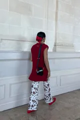 Pantalón de jean blanco con estampado de manchas marrones, corte wide leg y tiro medio.