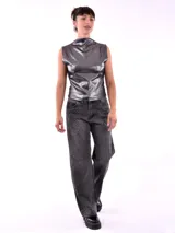 Top plateado brillante con cuello alto y sin mangas.