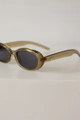 Lentes de sol con marco ovalado de carey y cristales oscuros, con protección UV400.