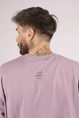 Remera gris de corte holgado y mangas cortas.