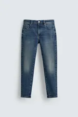 Pantalón de jean azul oscuro, corte skinny, largo cropped y efecto lavado.
