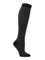Calcetines largos de bambú con diseño de zigzag en tonos verde oliva y negro.