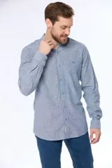 Camisa negra de lino con cuello mao y manga larga.