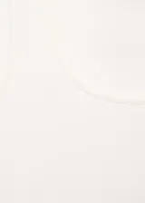 Mono largo de tejido mezcla de lino a rayas verticales, con tirantes finos, escote recto, cinturón tipo lazo en la cintura y bolsillos laterales.