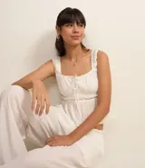 Pantalón recto de viscosa texturizada color blanco, con lazo en la cintura.