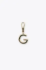Dije dorado en forma de la letra A, con mosquetón para colgar en carteras o pulseras.