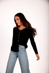Blusa de morley elastizado color beige, de calce ajustado y mangas largas.