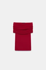 Top de punto color rojo oscuro, ajustado al cuerpo, con escote recto y hombros descubiertos mediante un detalle fruncido y drapeado.